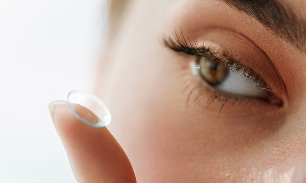 Contact Lens Comfort Showdown: 1 Day Acuvue Moist vs Dailies AquaComfort Plus for Sensitive Eyes