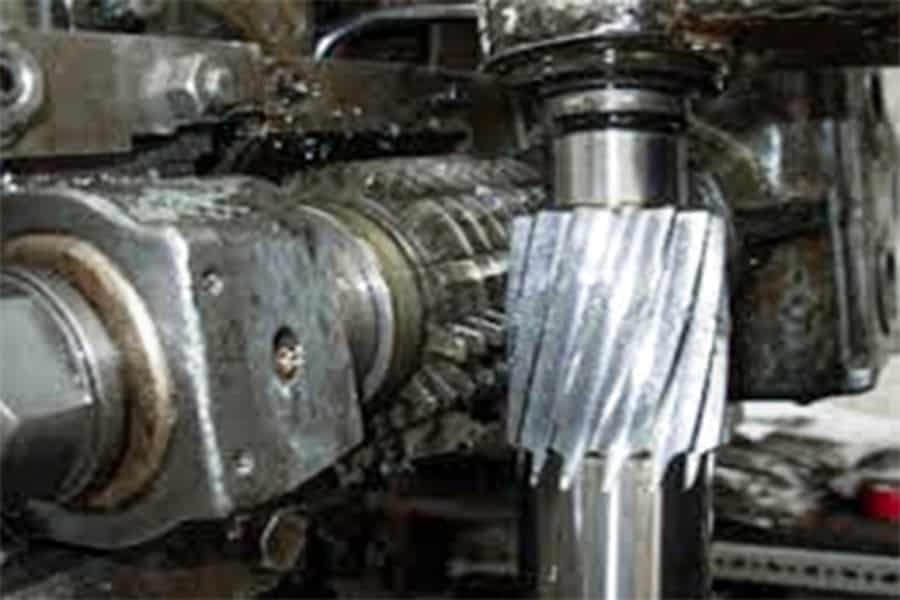 	Schematic diagram and tooth surface contact comparison of a double helical gear structure.